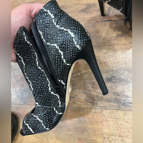 Gianni Bini Sammie booties - Picture 6 of 7